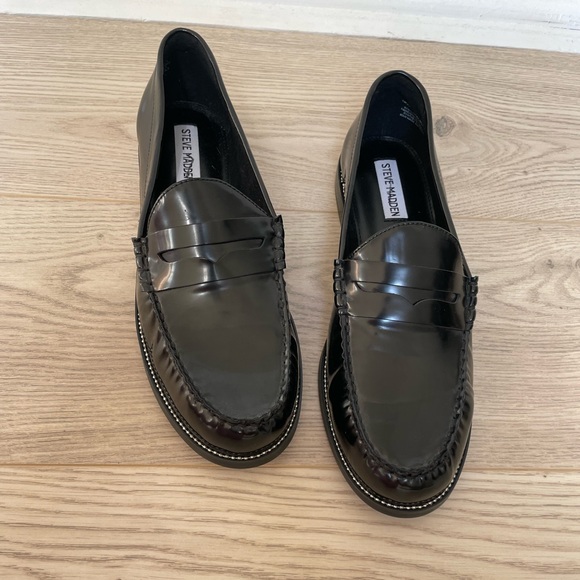 Steve Madden black leather loafers size 10 women’s (fits a bit snug) - Picture 4 of 5